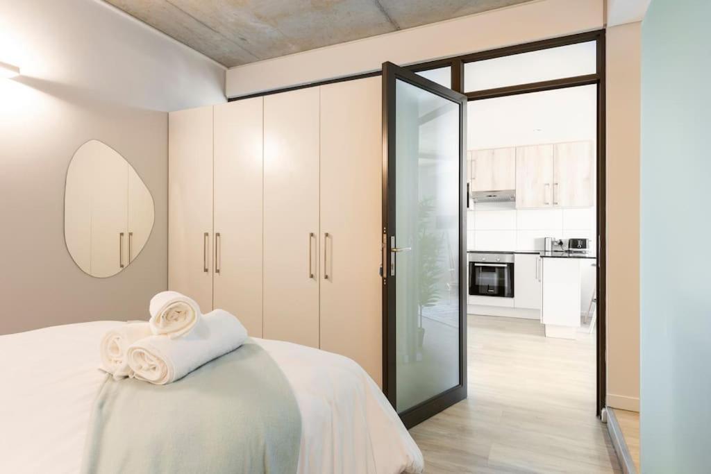 Chic, Central, Family & Group Stay - Stylish 2 Ensuite Bedroom Apartment With Spacious Balcony 케이프타운 외부 사진