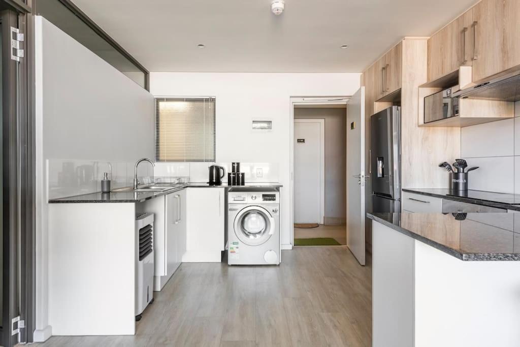 Chic, Central, Family & Group Stay - Stylish 2 Ensuite Bedroom Apartment With Spacious Balcony 케이프타운 외부 사진