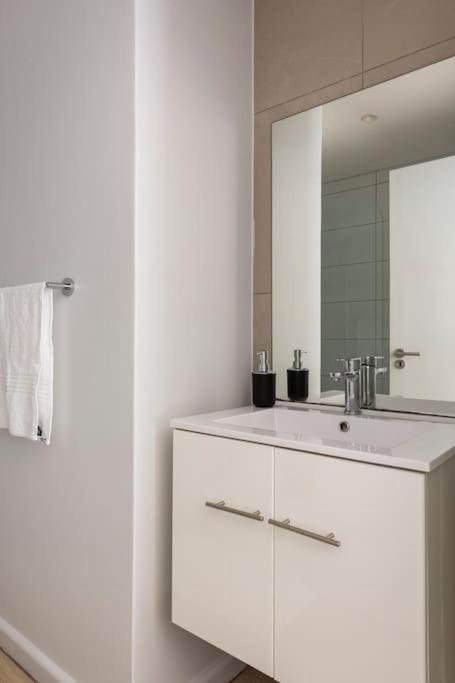 Chic, Central, Family & Group Stay - Stylish 2 Ensuite Bedroom Apartment With Spacious Balcony 케이프타운 외부 사진
